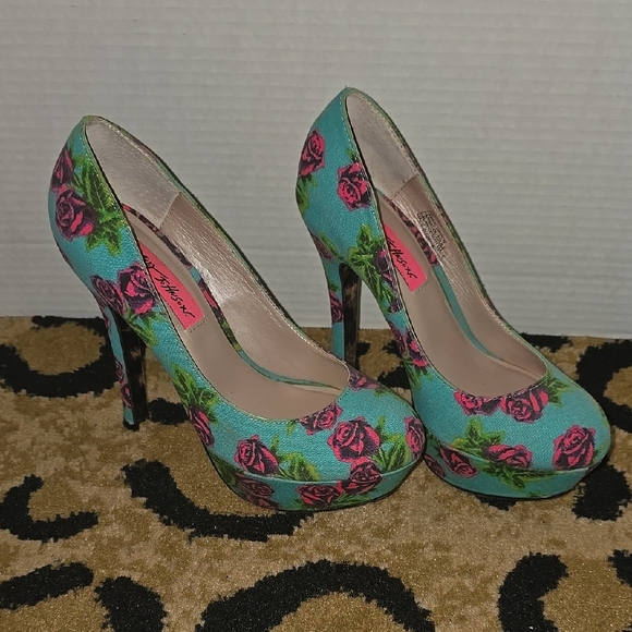 Betsey Johnson Turquoise Heels with Pink Roses - Picture 1 of 8